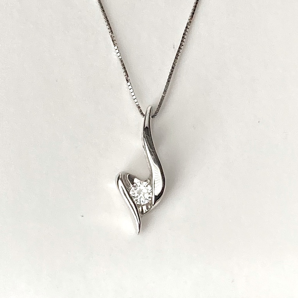 14K White Gold Diamond Heart Necklace